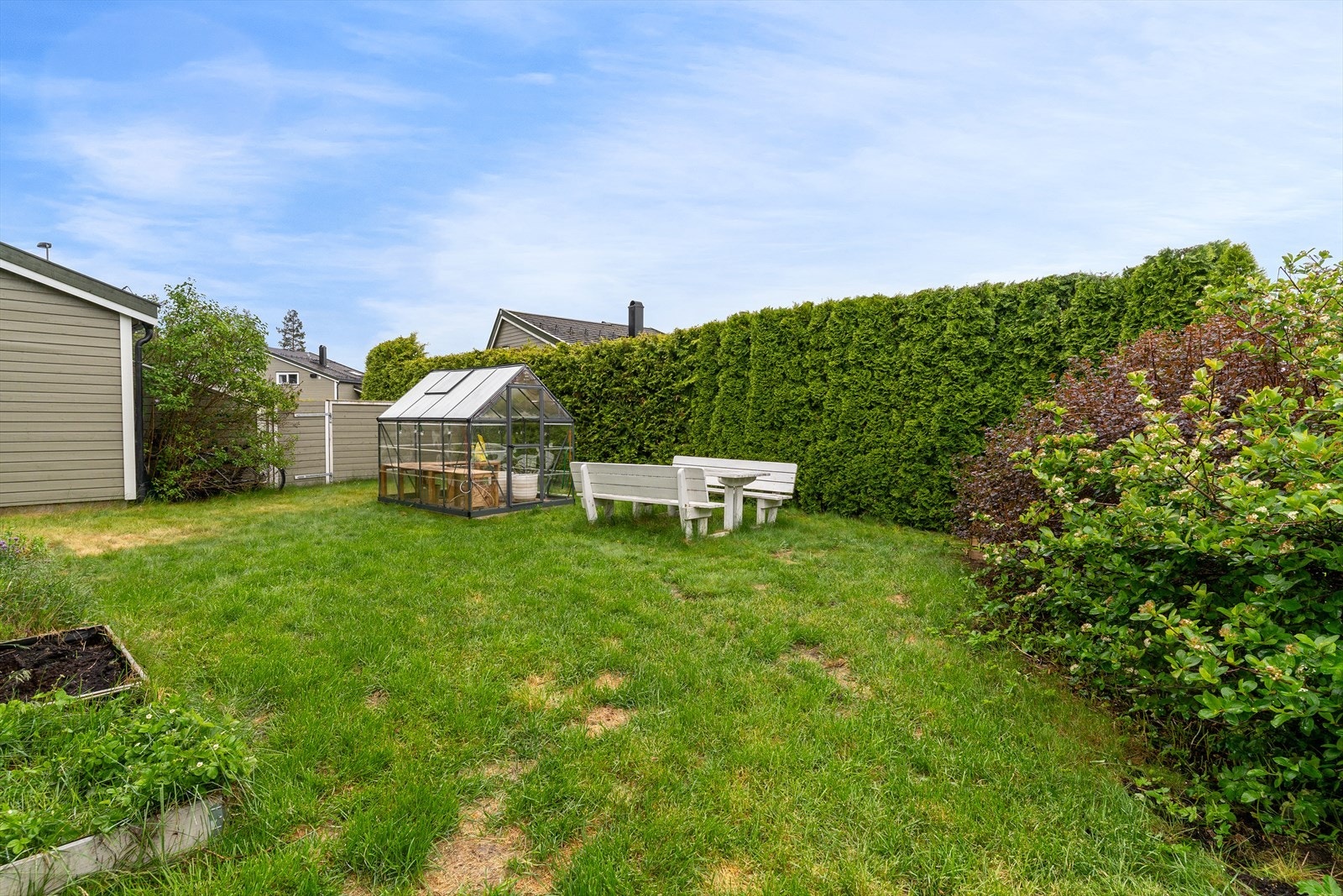 Hagen er pent opparbeidet med lettstelte plenarealer og skjermende beplantning. Galleribilde