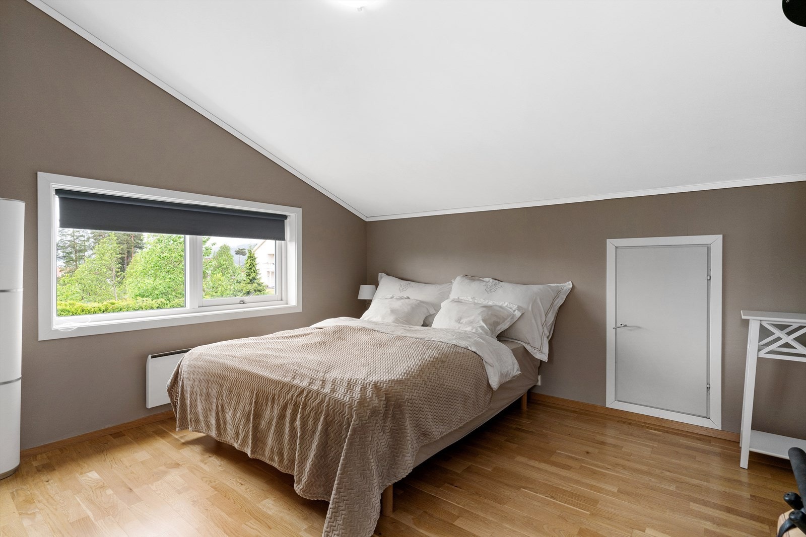 Her er det god plass til både dobbeltseng, nattbord og skrivebord. Galleribilde