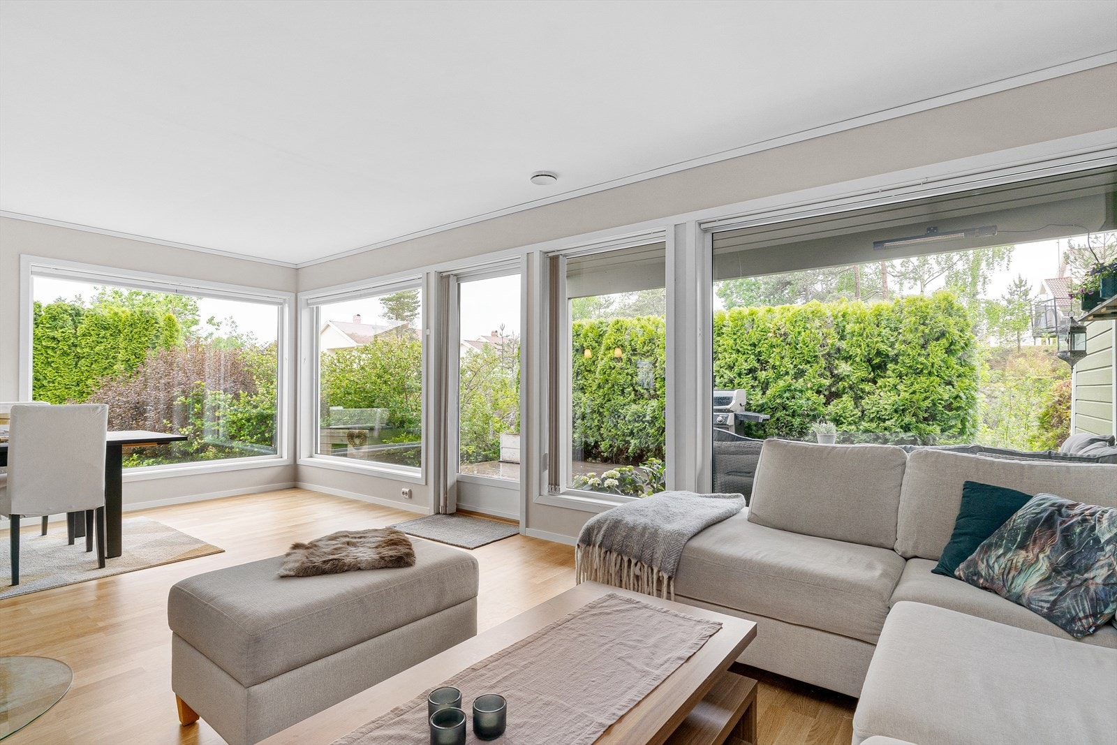 Stuen preges av store vindusflater, som sikrer rikelig med naturlig lys. Galleribilde