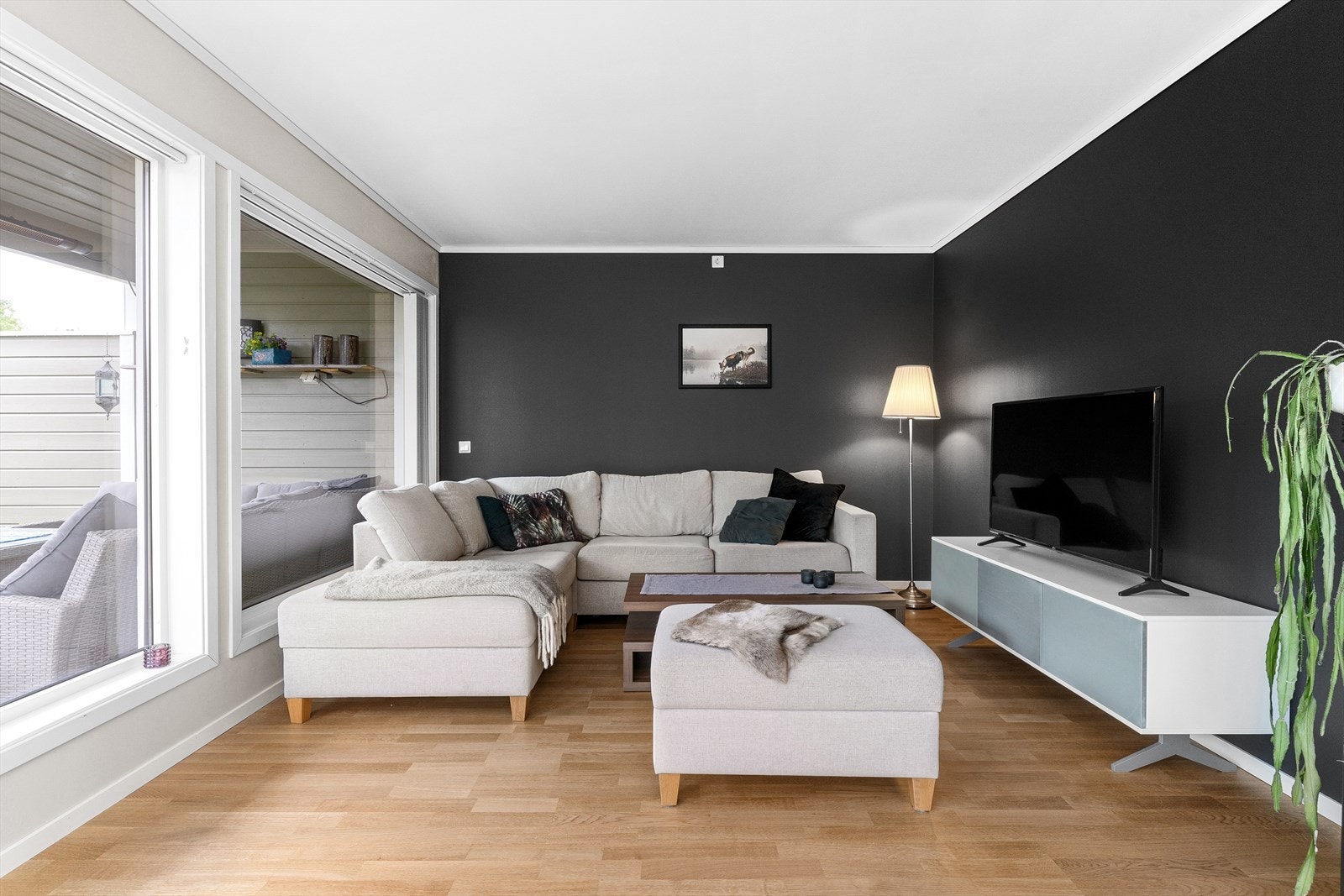 Stuen har en god og romslig planløsning, så du enkelt kan møblere med både spisestue og sofahjørne. Galleribilde