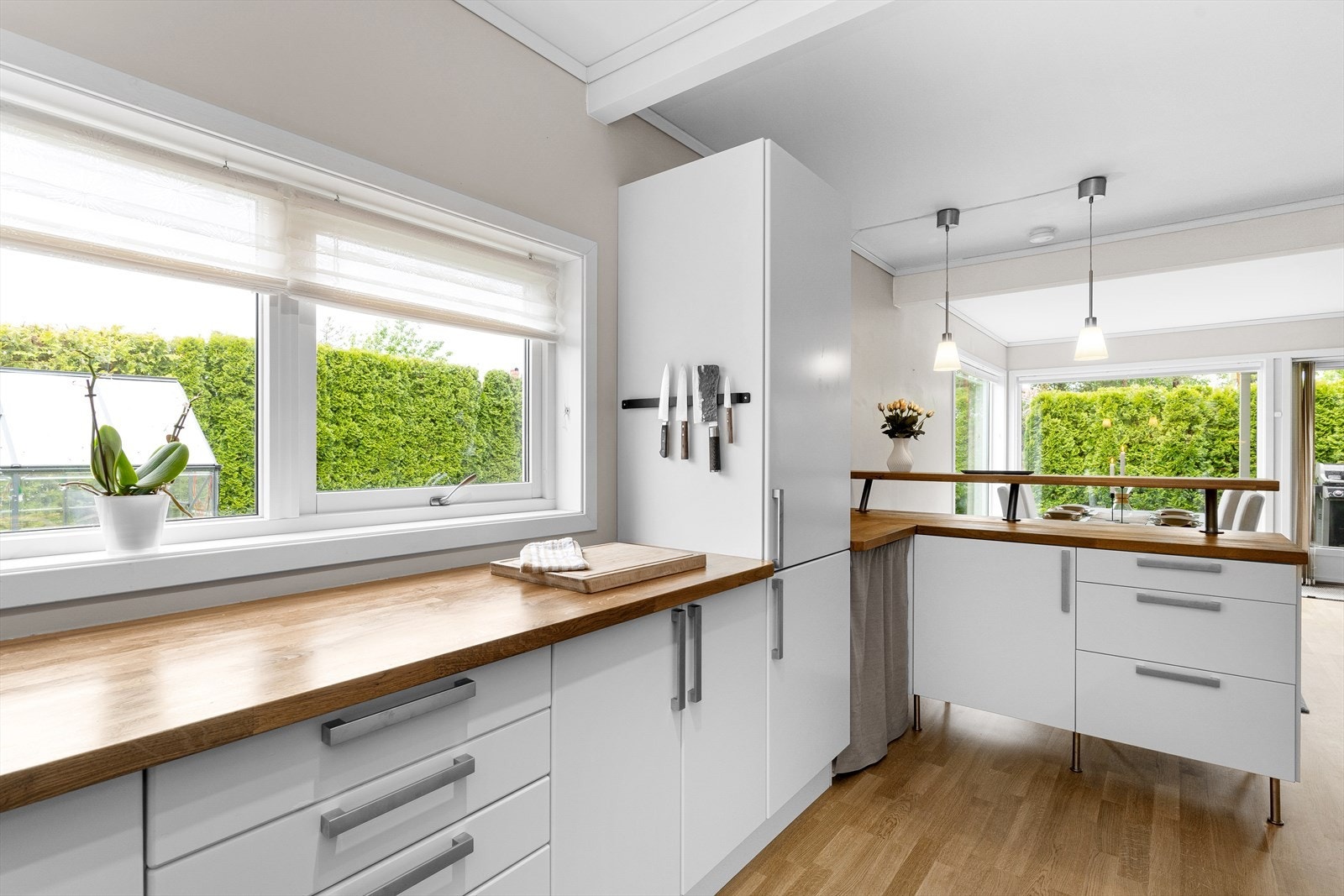 Innredningen er effektivt utnyttet og byr på gode arbeidsflater, samt rikelig med plass i skuffer og skap. Galleribilde