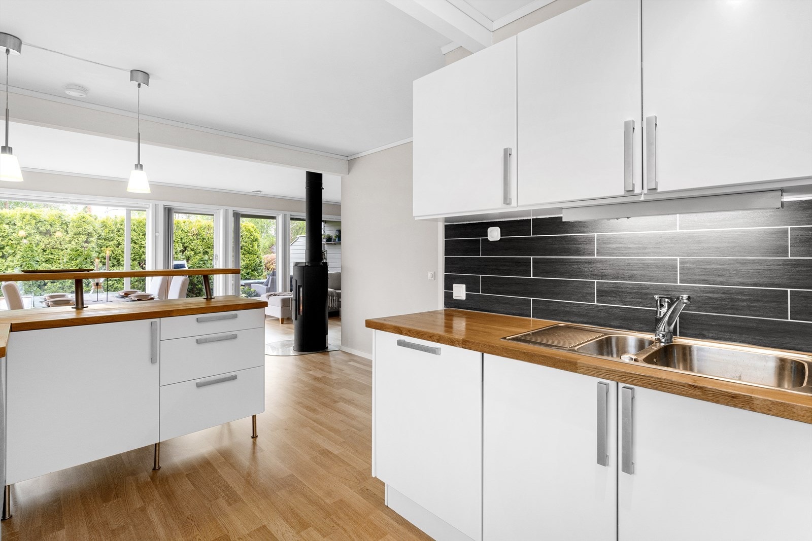 Løsningen gir både gode arbeidsflater og rikelig med skuffe- og skapplass. Galleribilde