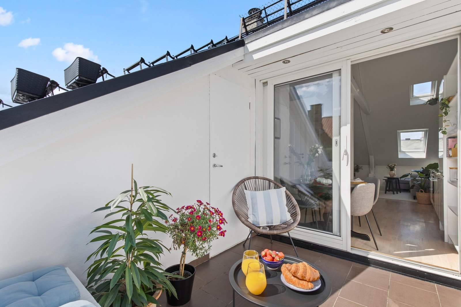 Terrassen er en fin forlengelse av leiligheten i sommerhalvåret. Galleribilde