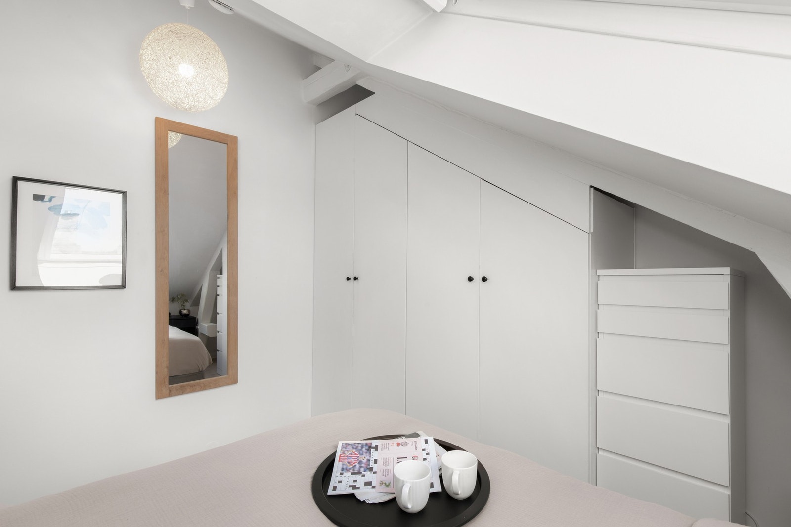 Plassbygget klesskap for leiligheten som utnytter plassen under skråtaket maksimalt. Galleribilde