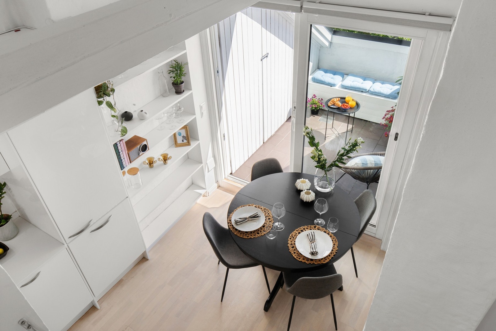 Fin spiseplass ved vinduet. Galleribilde