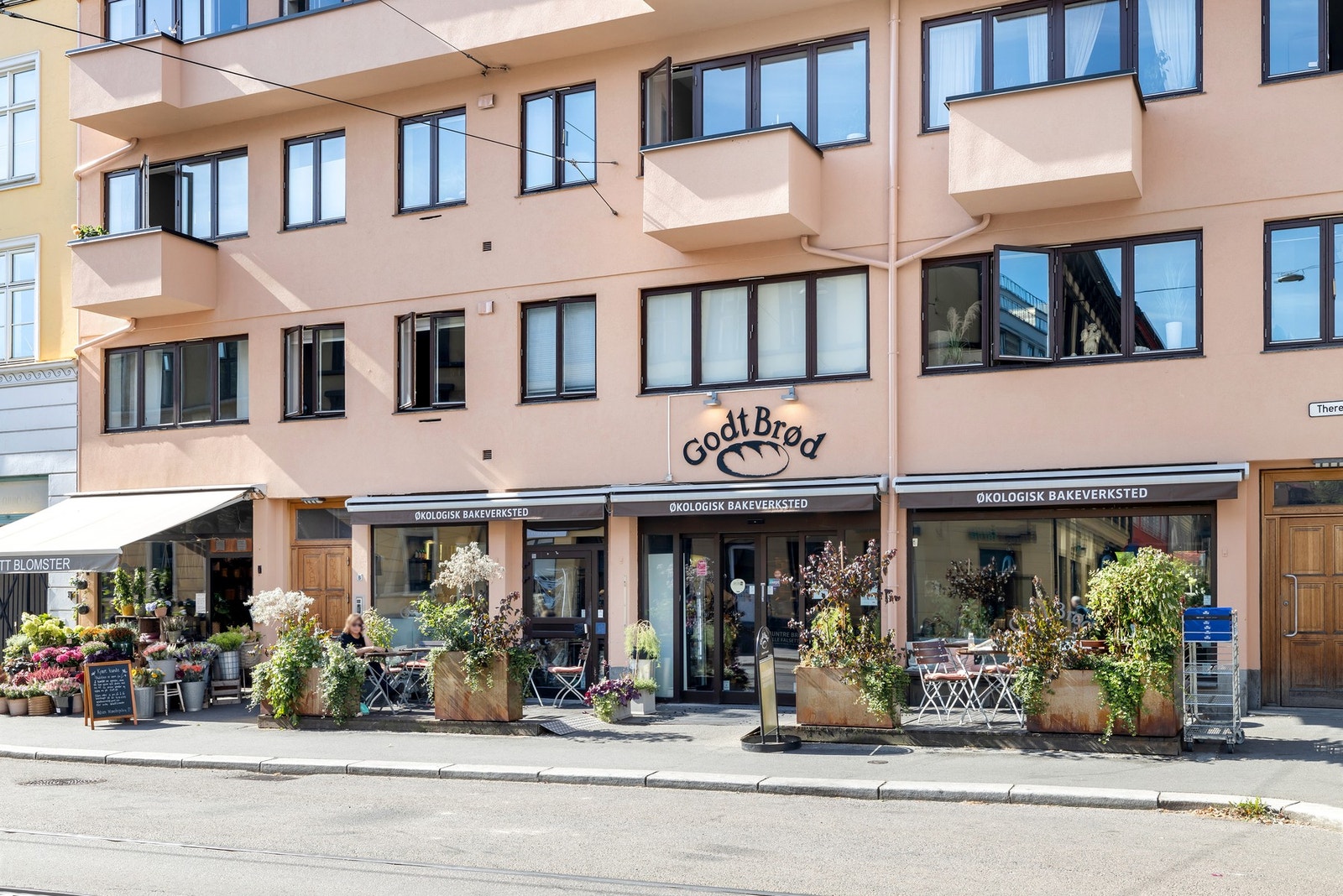 Godt utvalg av kafeer og bakerier i Thereses gate. Kort vei til Majorstuen og Bogstadveien, samt St. Hanshaugen. Galleribilde