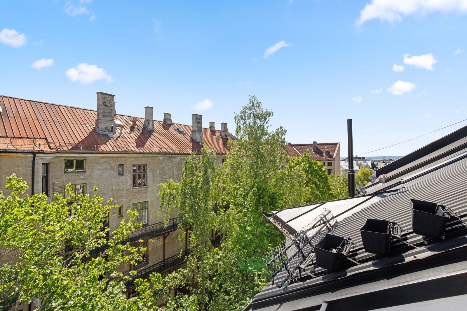 Fint utsyn. Trafikkstille beliggenhet på Adamstuen. Galleribilde