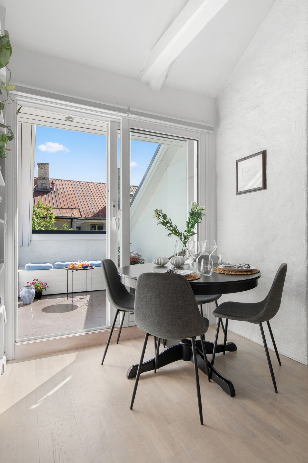 Skyvedøren til terrassen gir et godt lys og gir kjøkken/stue en god romfølelse. Galleribilde
