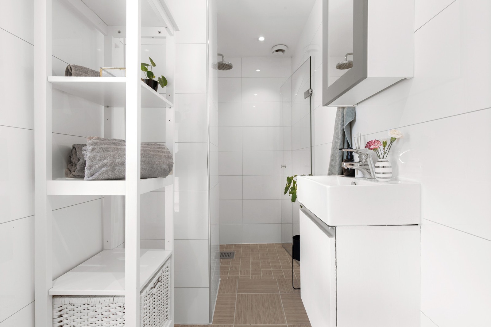 God plass til oppbevaring og opplegg for vaskemaskin på badet. Ny baderomsvifte i 2025. Galleribilde