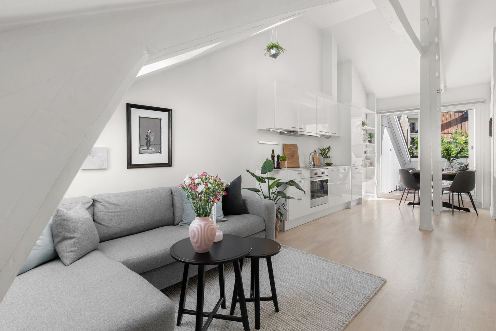 Lys og lekker 2-roms loftsleilighet med en etterspurt og skjermet beliggenhet på Adamstuen. Galleribilde