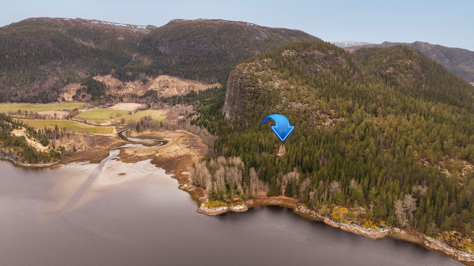 Eiendommen ligger usjenert til med ingen gjenboere Galleribilde