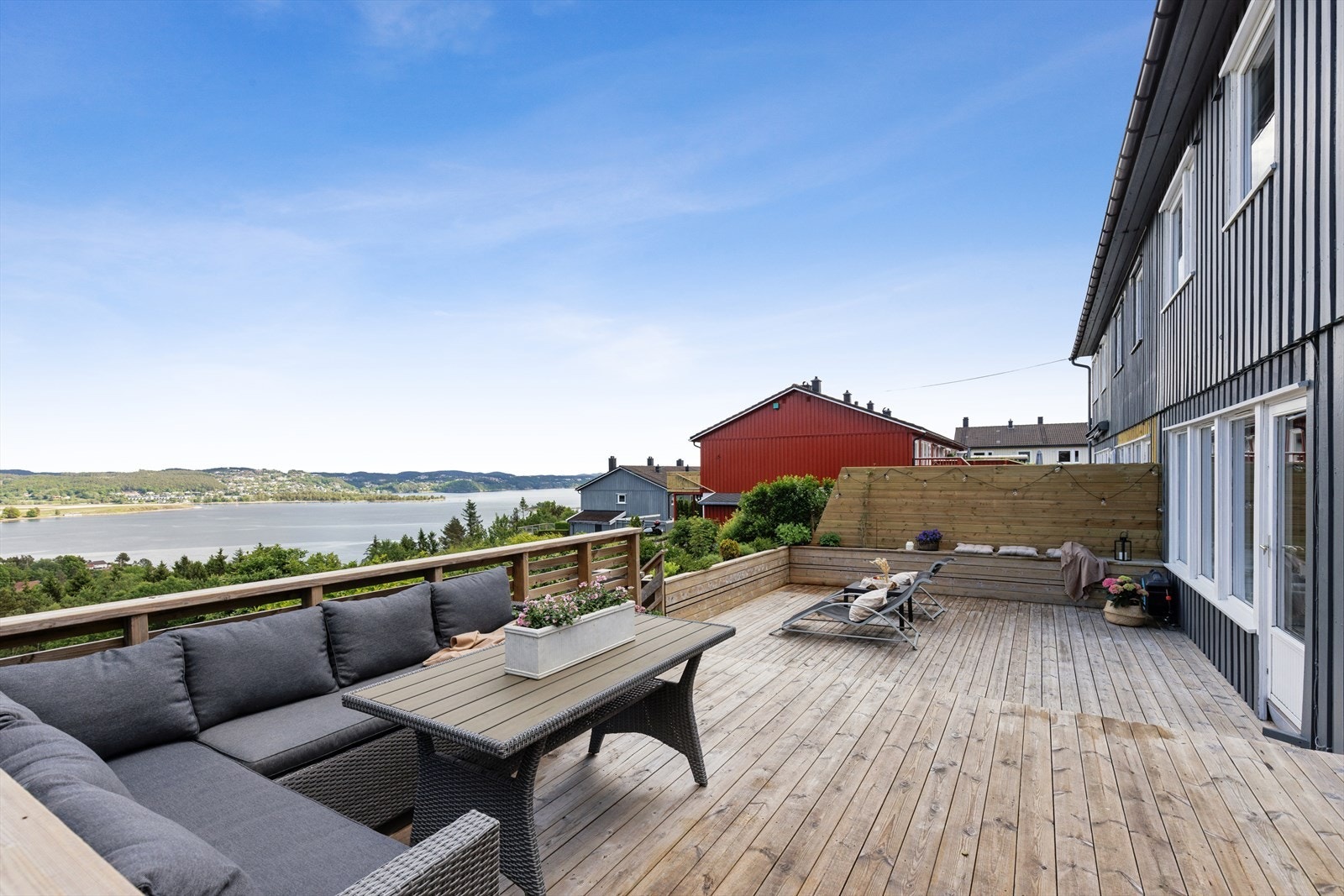 Eiendomsmegler Norge ved Kristoffer Lauvsland ønsker deg velkommen til Buhusheia 24C! Galleribilde