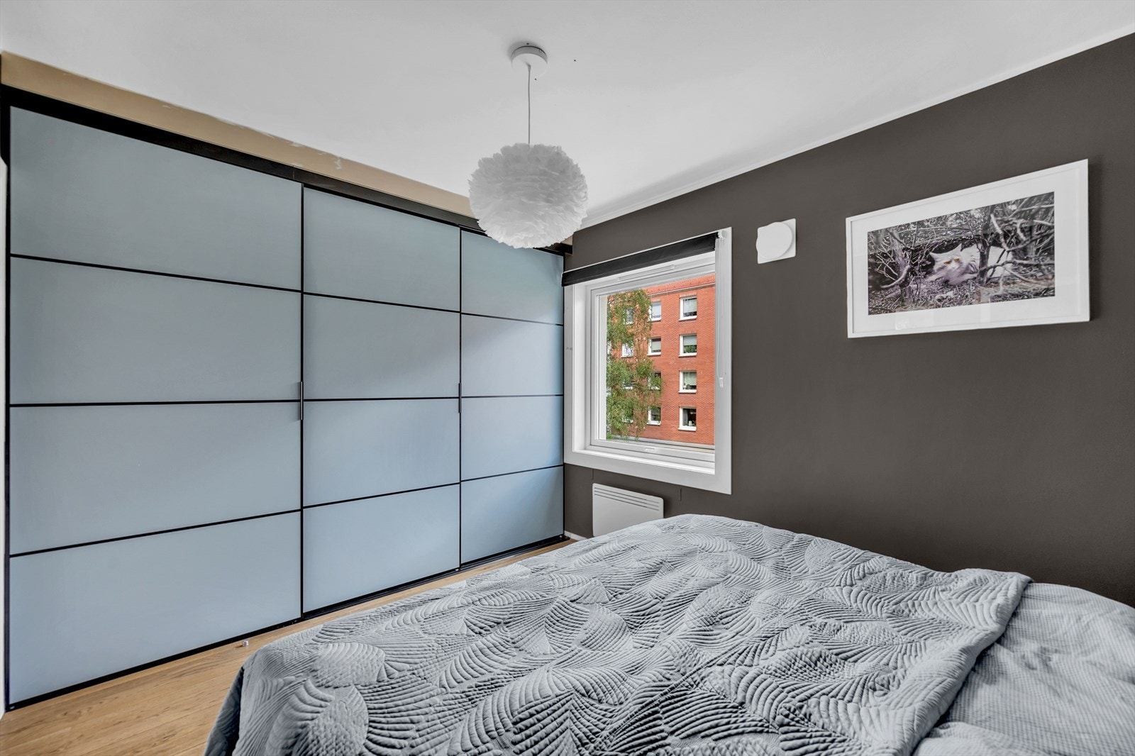 På hovedsoverommet er det god plass til dobbeltseng, nattbord og innholdsrik skyvedørsgarderobe. Galleribilde