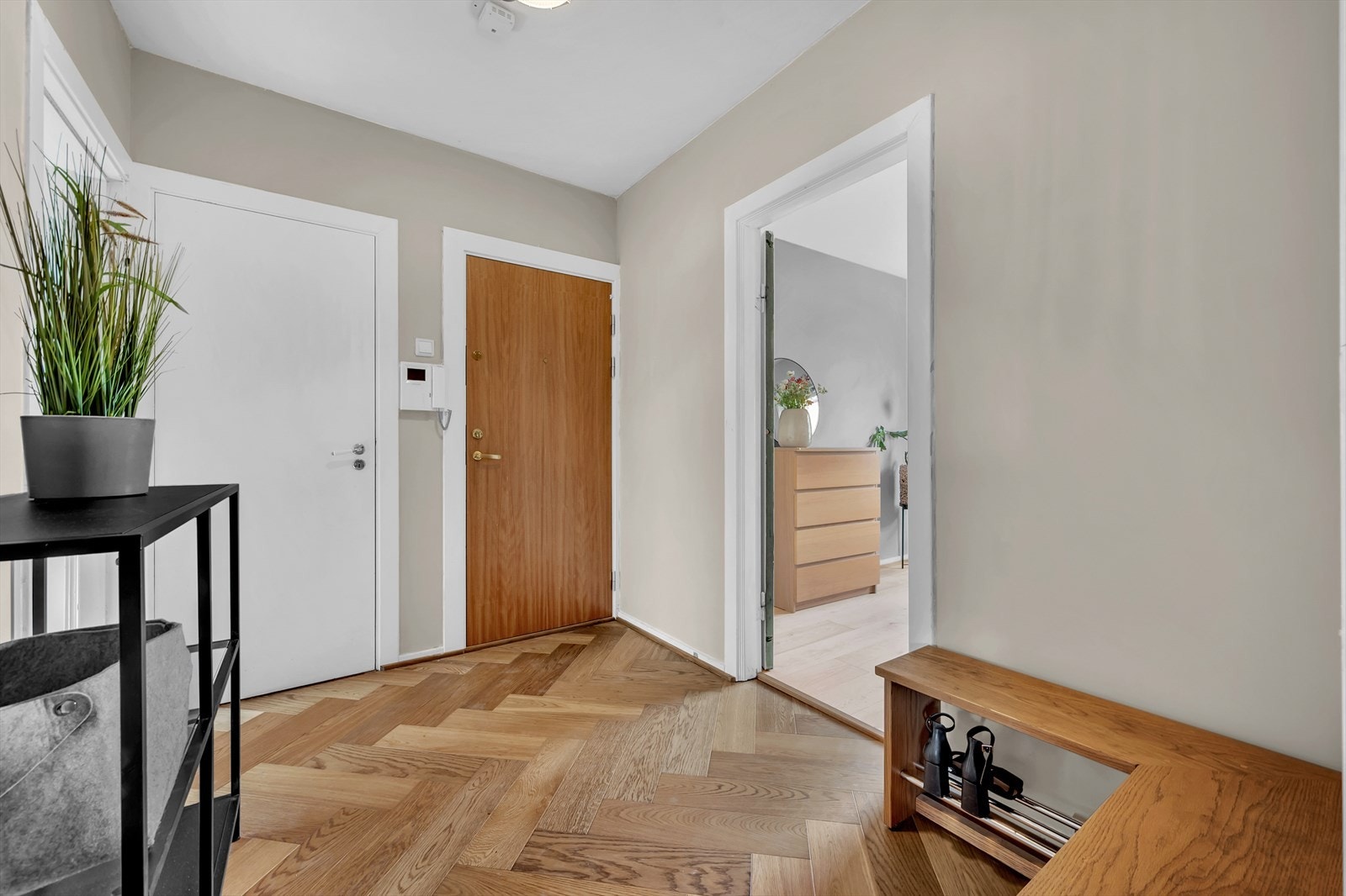 Velkommen inn! I gangen er det plass til knagger og skohylle for oppbevaring av yttertøy. I tillegg er det ekstra lagringsplass i kott. Galleribilde