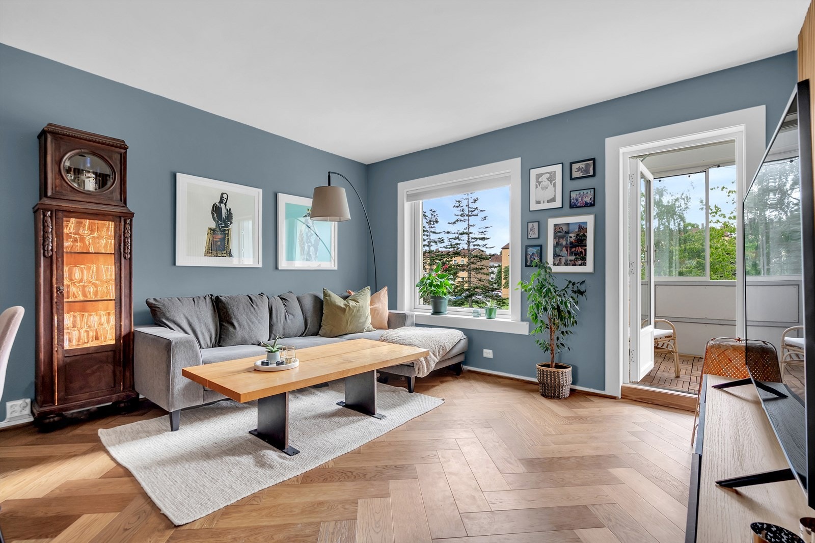 Leiligheten har en lys og innbydende stue av god størrelse. Det er fint plass til sofagruppe med tilhørende sofabord og tv-møblement. Galleribilde