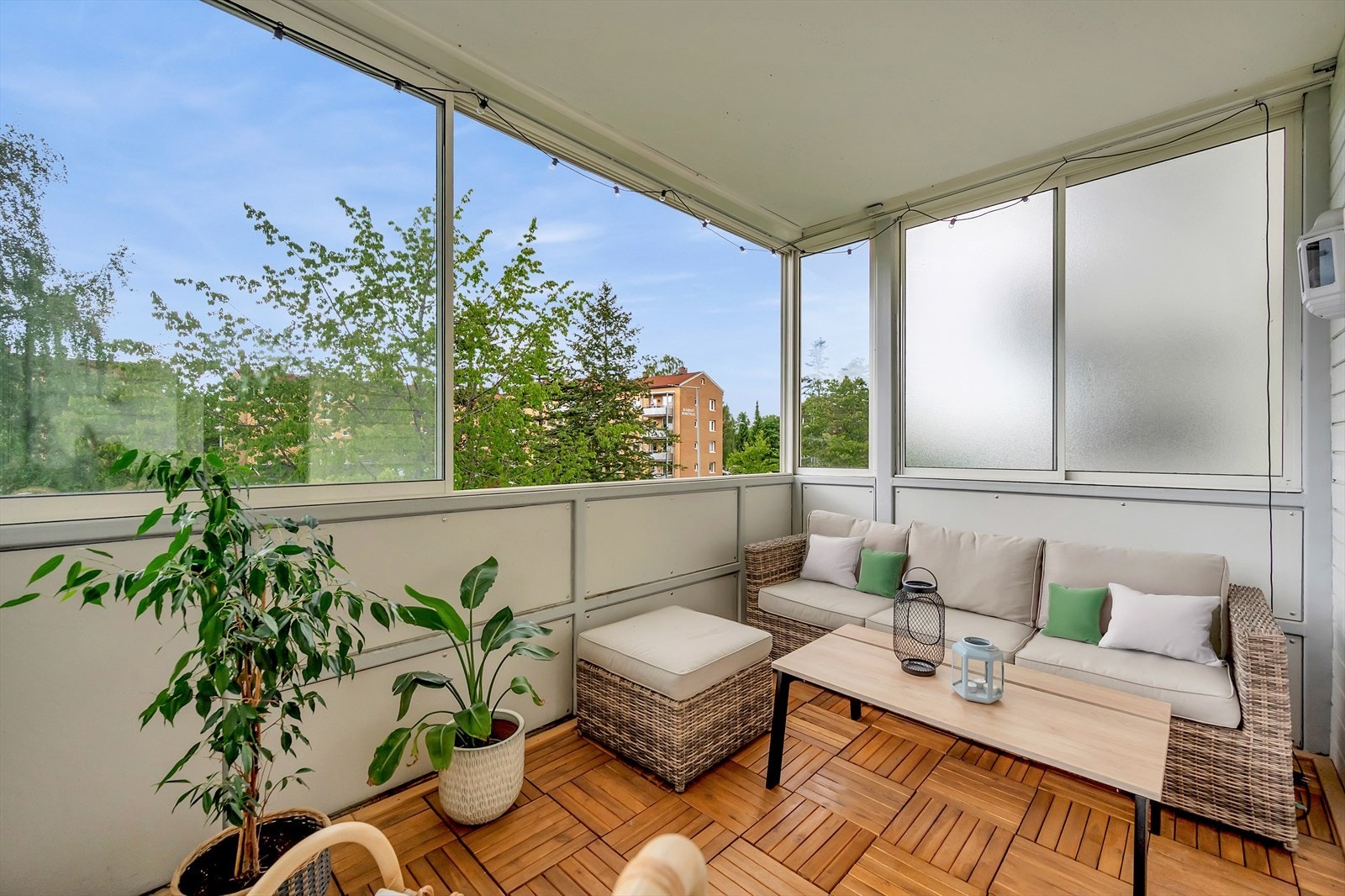 En lys, gjennomgående og moderne 3-roms i rolige og frodige omgivelser på populære Lambertseter. Galleribilde