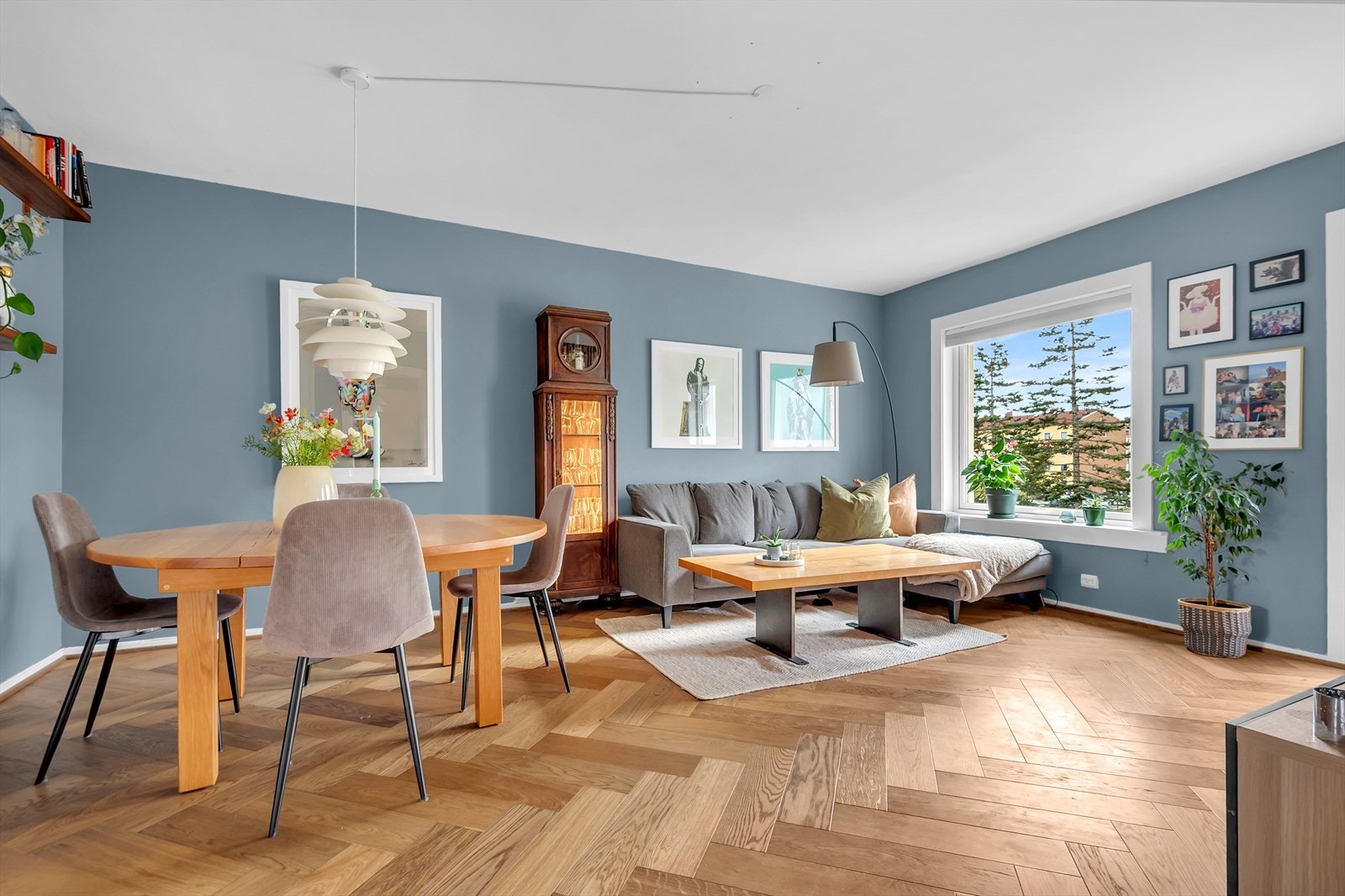 Overflatene er sparket og malt i en pen blåtone og på gulvet er det lagt fiskebensparkett. Galleribilde