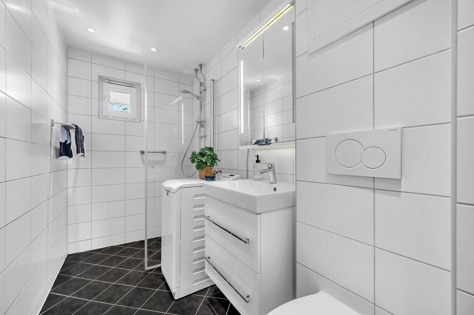 Badet ble pusset opp i regi av borettslaget i 2014/15, og har flislagte overflater, elektrisk gulvvarme og innfelte downlights i himling. Galleribilde