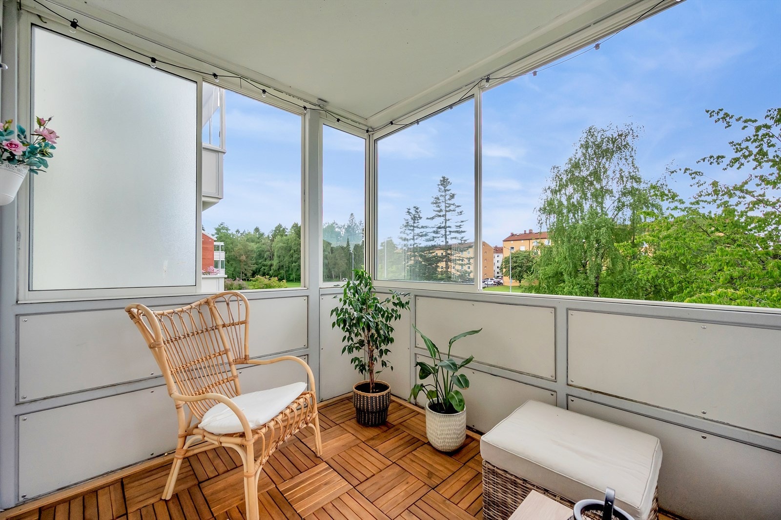 Fra stuen er det utgang til en vestvendt, innglasset balkong på hele 10. kvm. Galleribilde