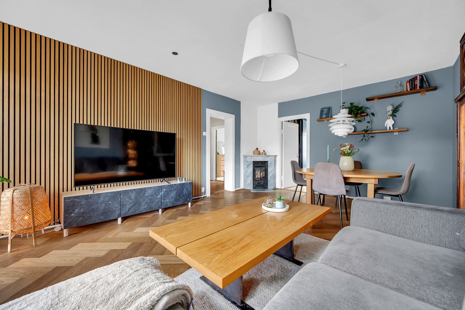Stilig spilevegg er en fin detalj i rommet. Kaminen sikrer behagelig, vedvarende varme, og bidrar til koselig stemning på kalde høst- og vinterkvelder. Galleribilde