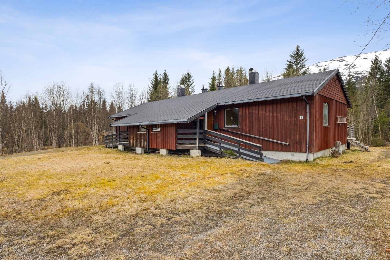 Fasade og inngang til Elvevegen 5A Galleribilde