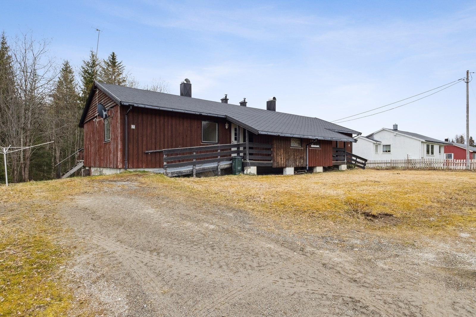 Fasade og inngang til Elvevegen 5B Galleribilde