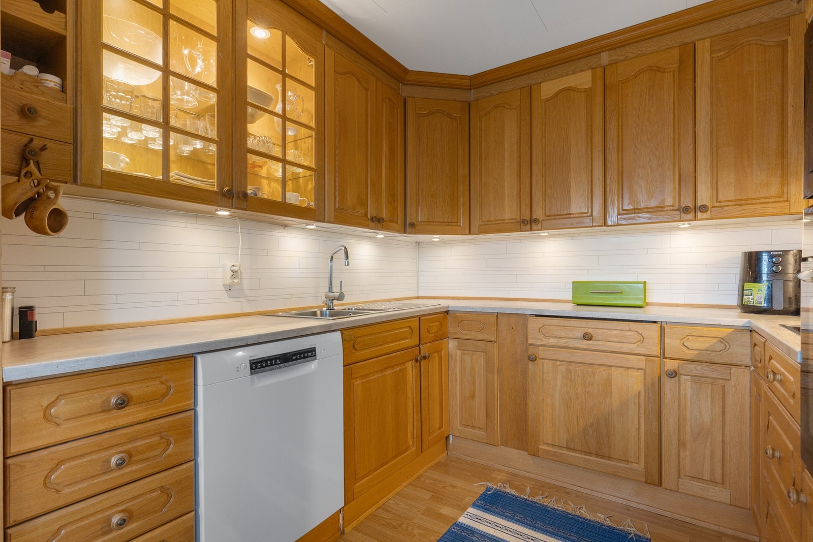 Kjøkkenet har god skap- og benkeplass Galleribilde