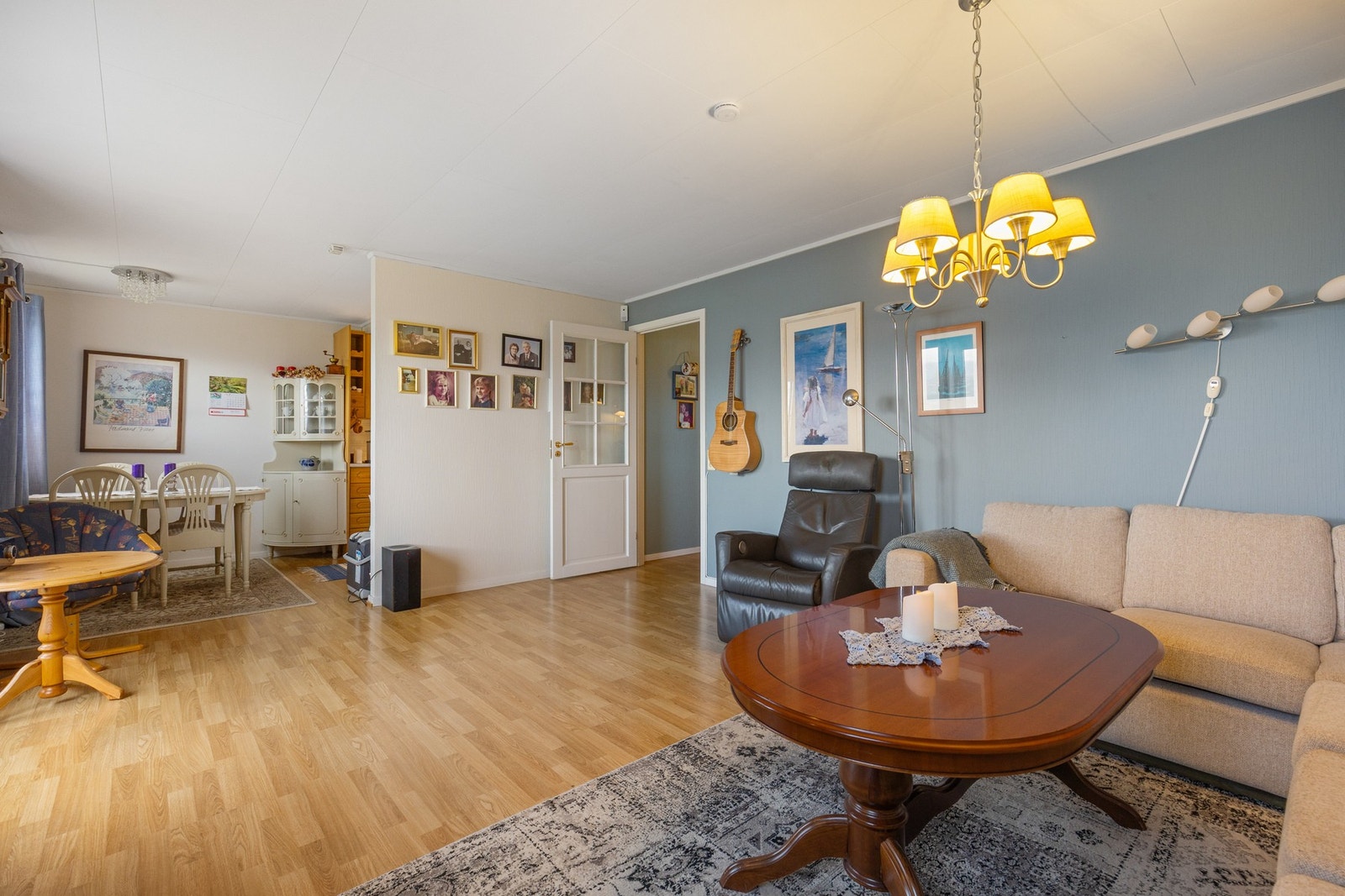 Romslig stue som slipper inn mye naturlig lys Galleribilde