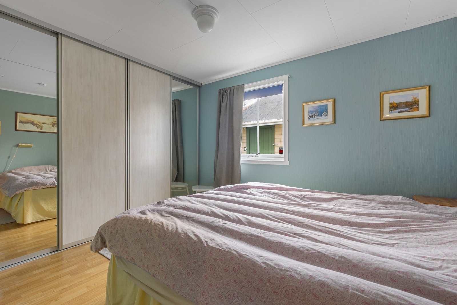 Hovedsoverom med skyvedørsgarderobe Galleribilde