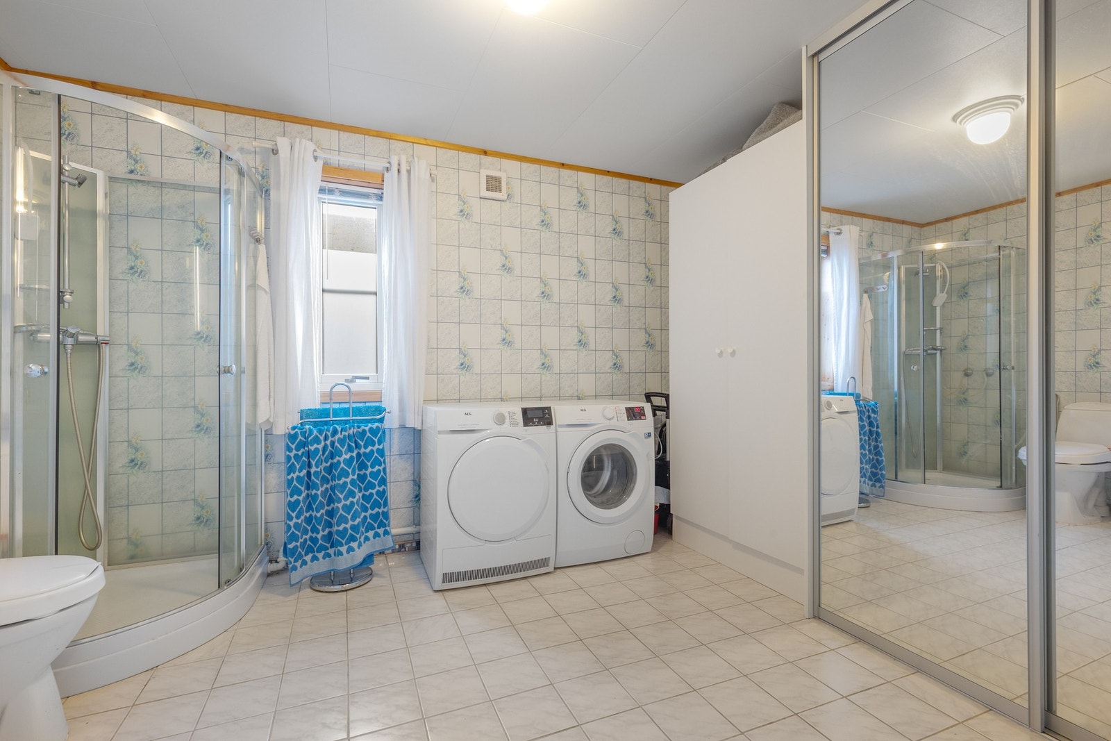 God plass til vaskemaskin og oppbevaring Galleribilde