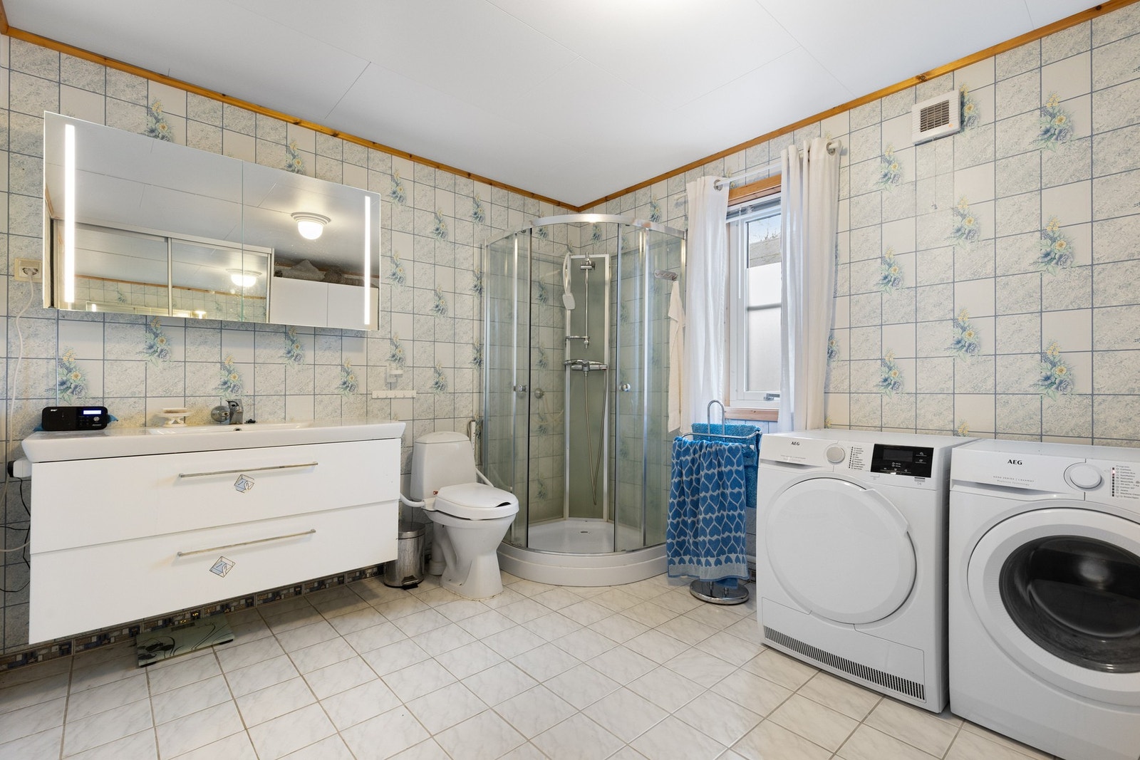 Svært romslig og flislagt bad Galleribilde