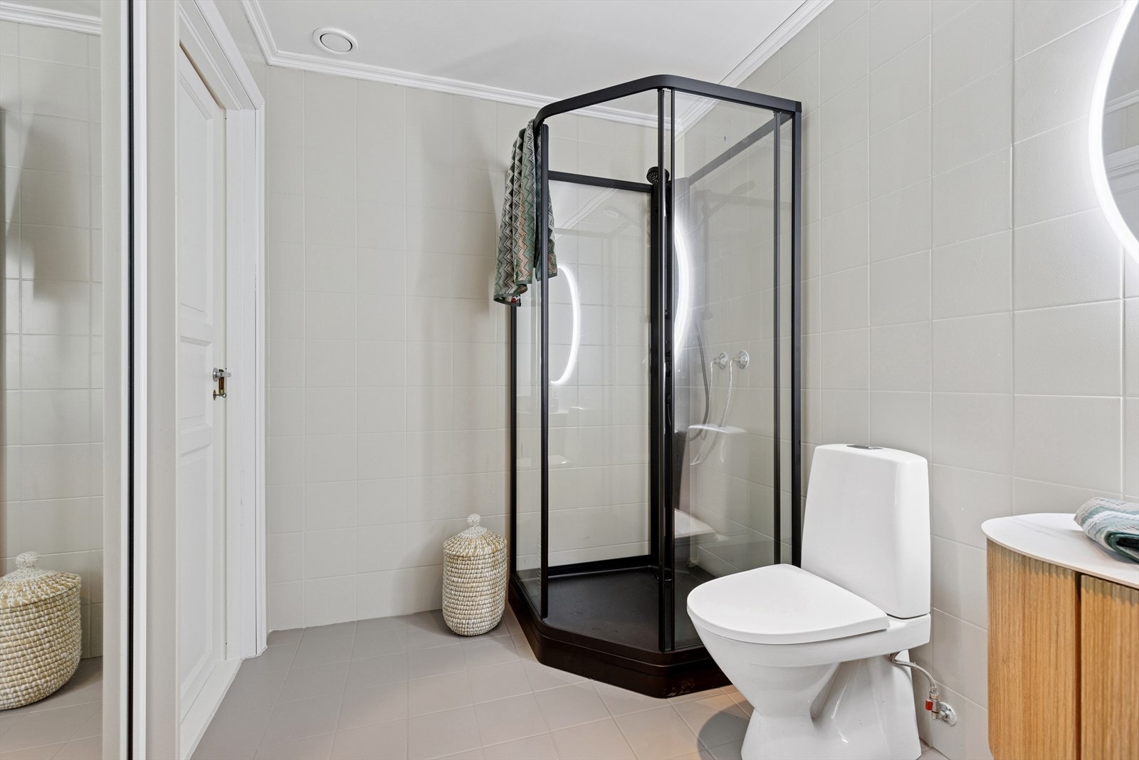 Pent baderom med ny innredning og kabinett Galleribilde