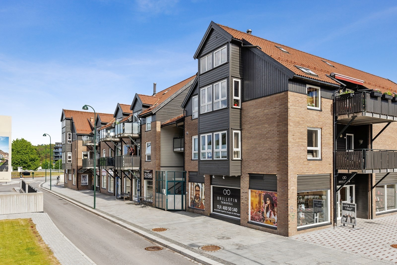 Leiligheten ligger godt med god balkong med luftig utsikt Galleribilde