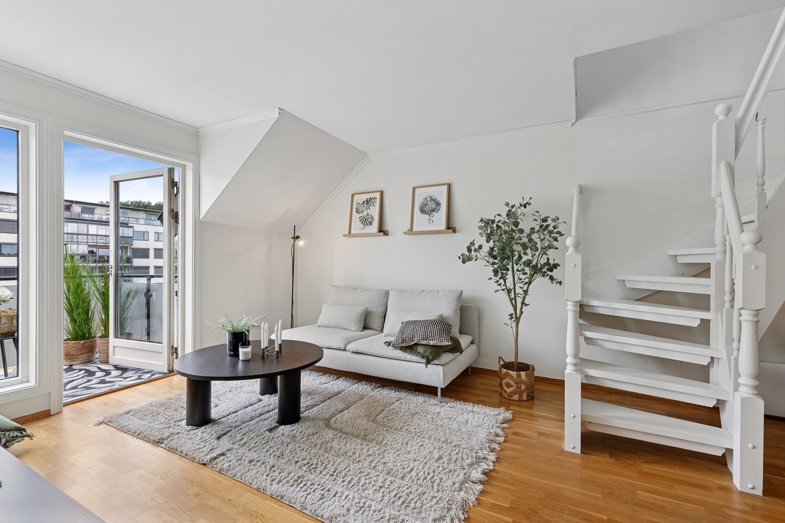 Stuen er lys og pen og fremstår som romslig Galleribilde