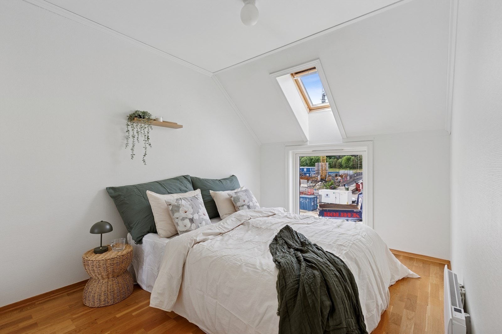 Romslig soverom med god plass til stor seng Galleribilde