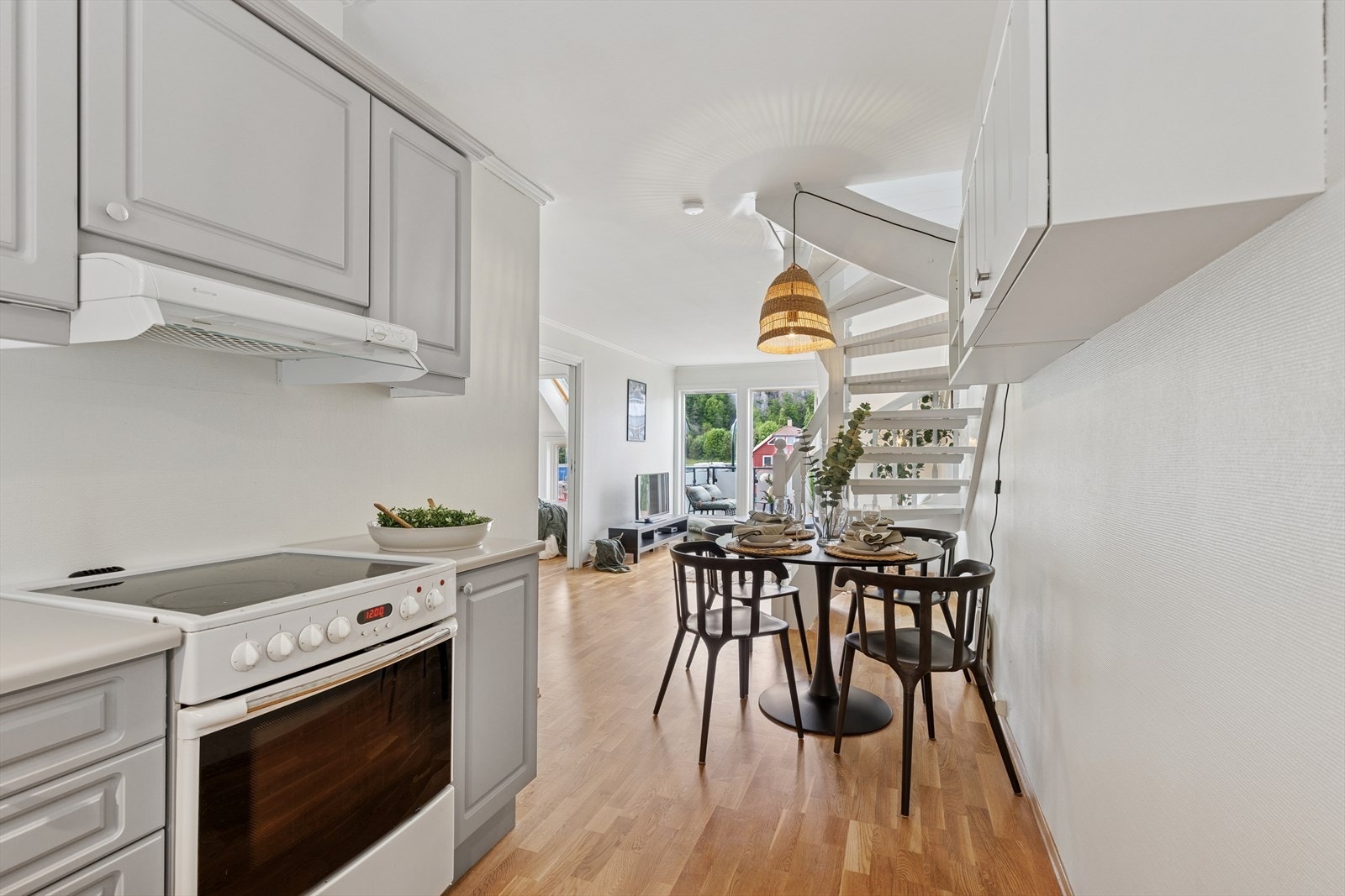 Det er plass til spisebord i overgangen mellom stue og kjøkken Galleribilde