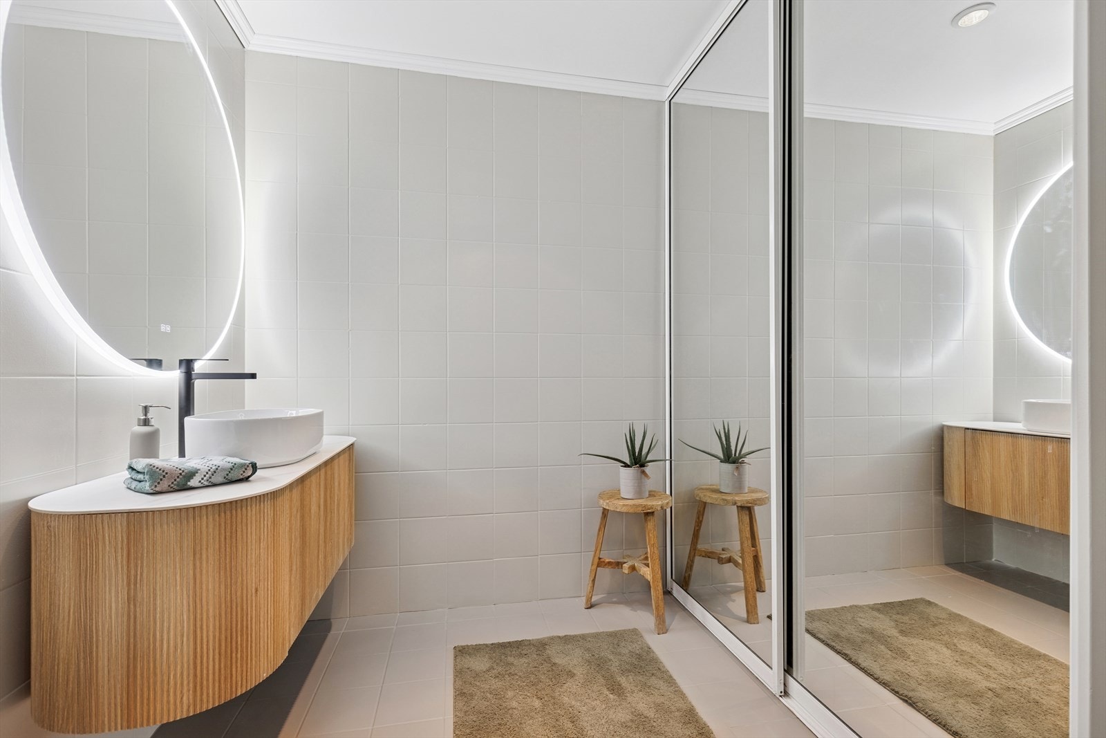 Pent speil med lyskant som gir godt med lys Galleribilde