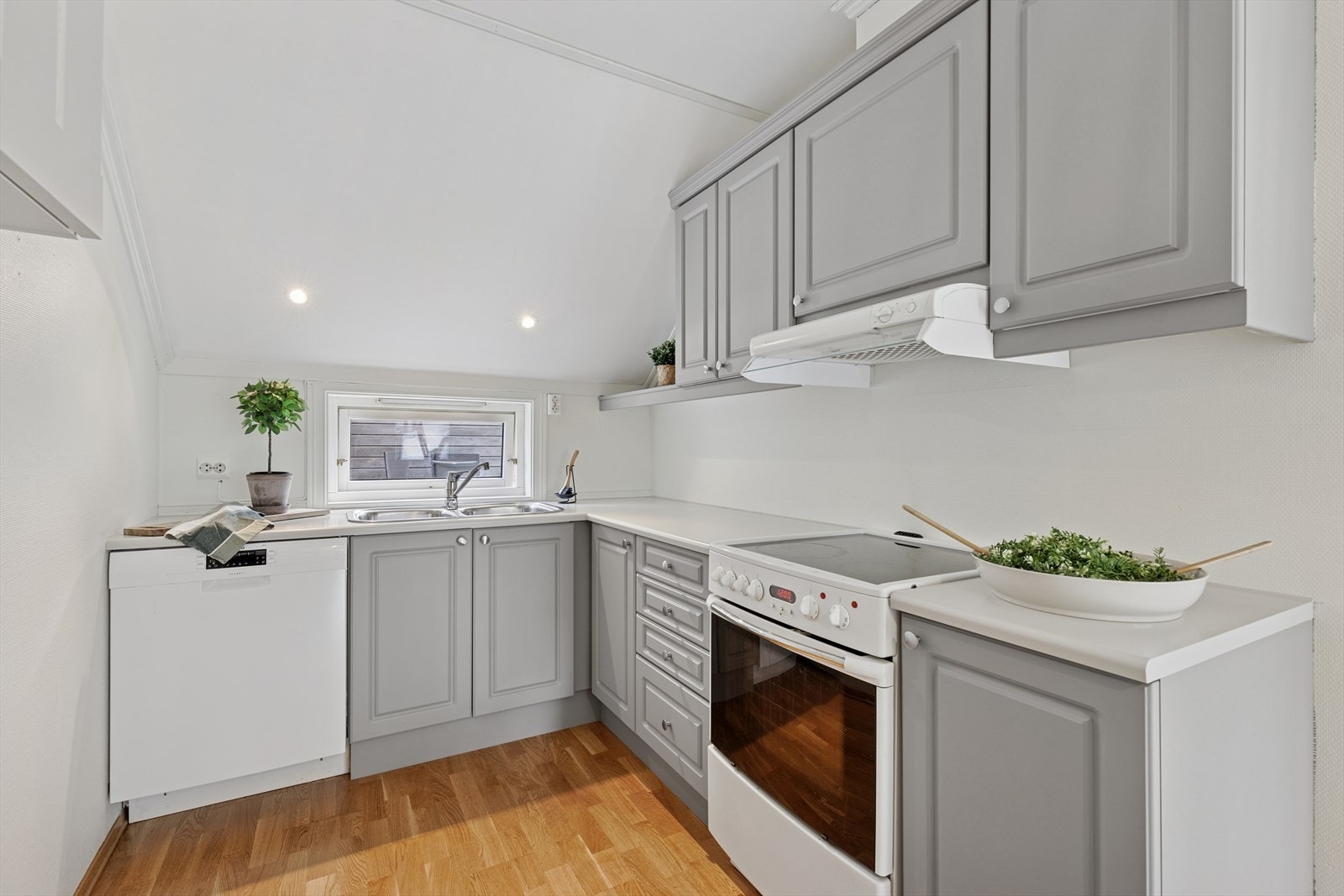 Kjøkken med alt man skulle trenge - Malte overflater - Hvitevarer medfølger i handelen Galleribilde