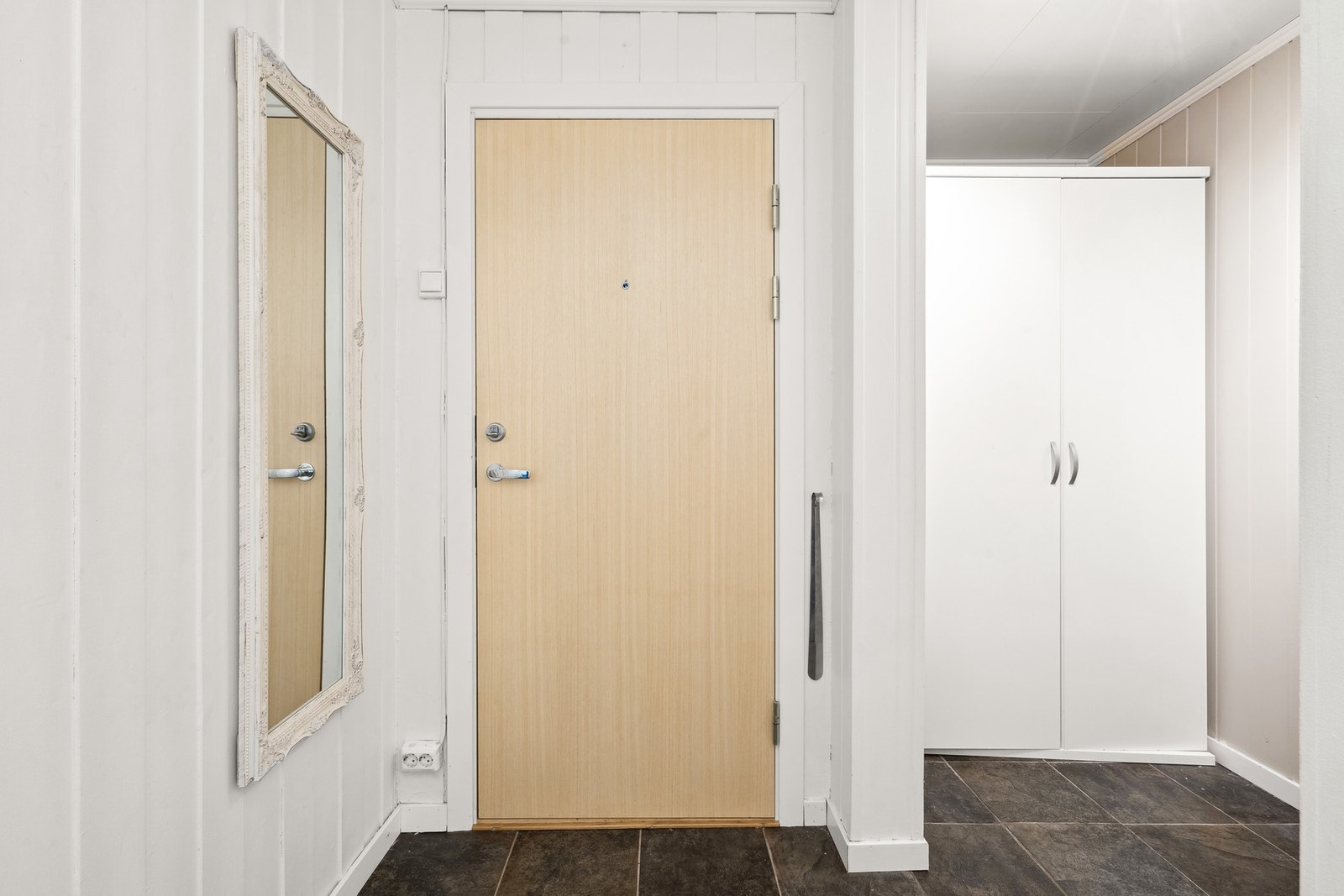 Praktisk entré med god plass til å oppbevare yttertøyet. Galleribilde