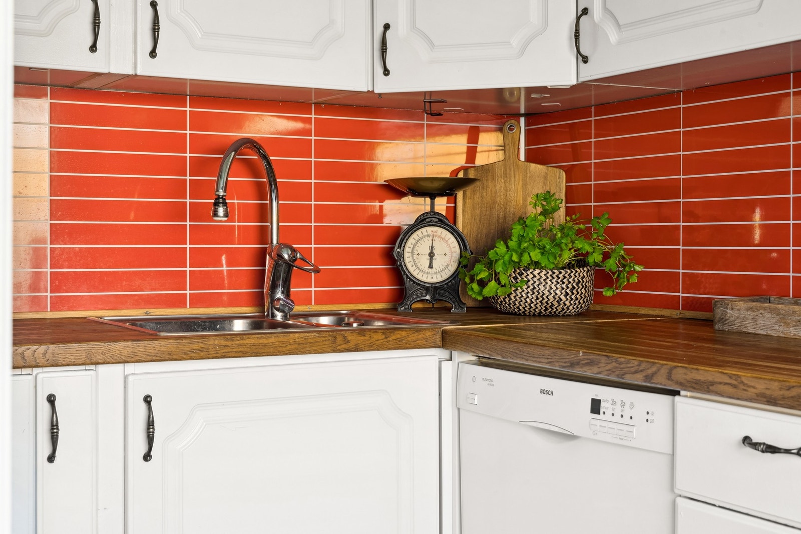 Oppvaskkum og skyllekum av stål med ett-greps blandebatteri. Opplegg for oppvaskmaskin. Galleribilde