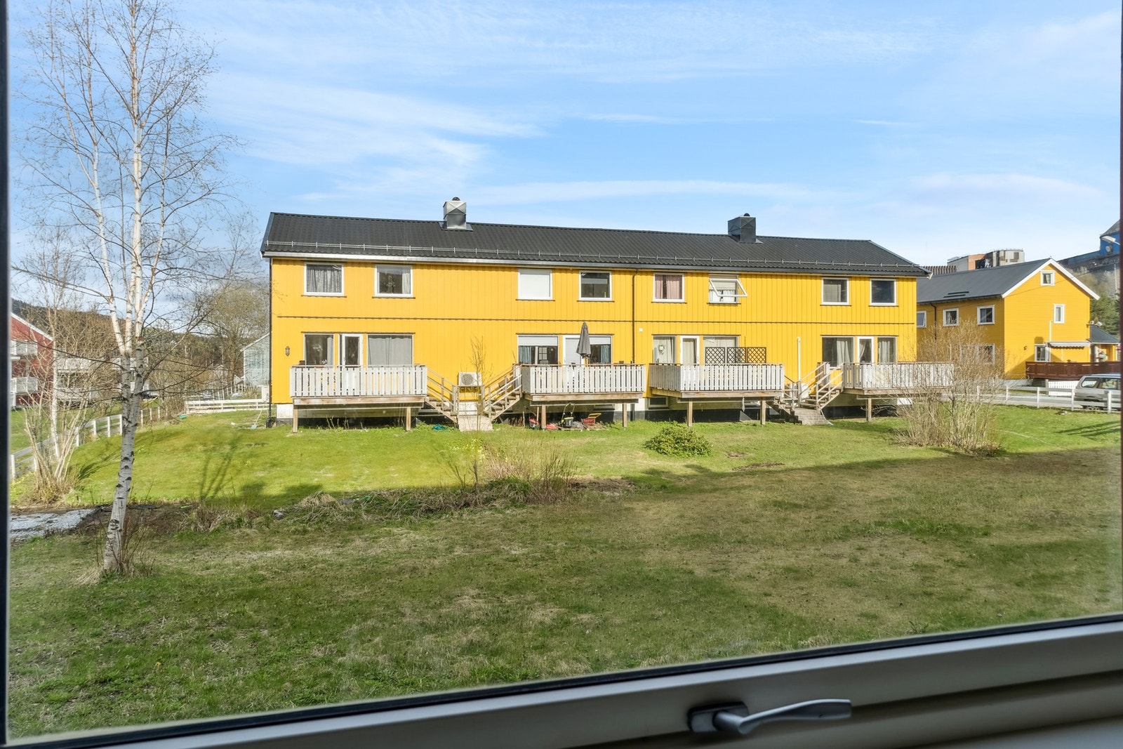 Parkering på oppstillingsplass utenfor boligene. Galleribilde