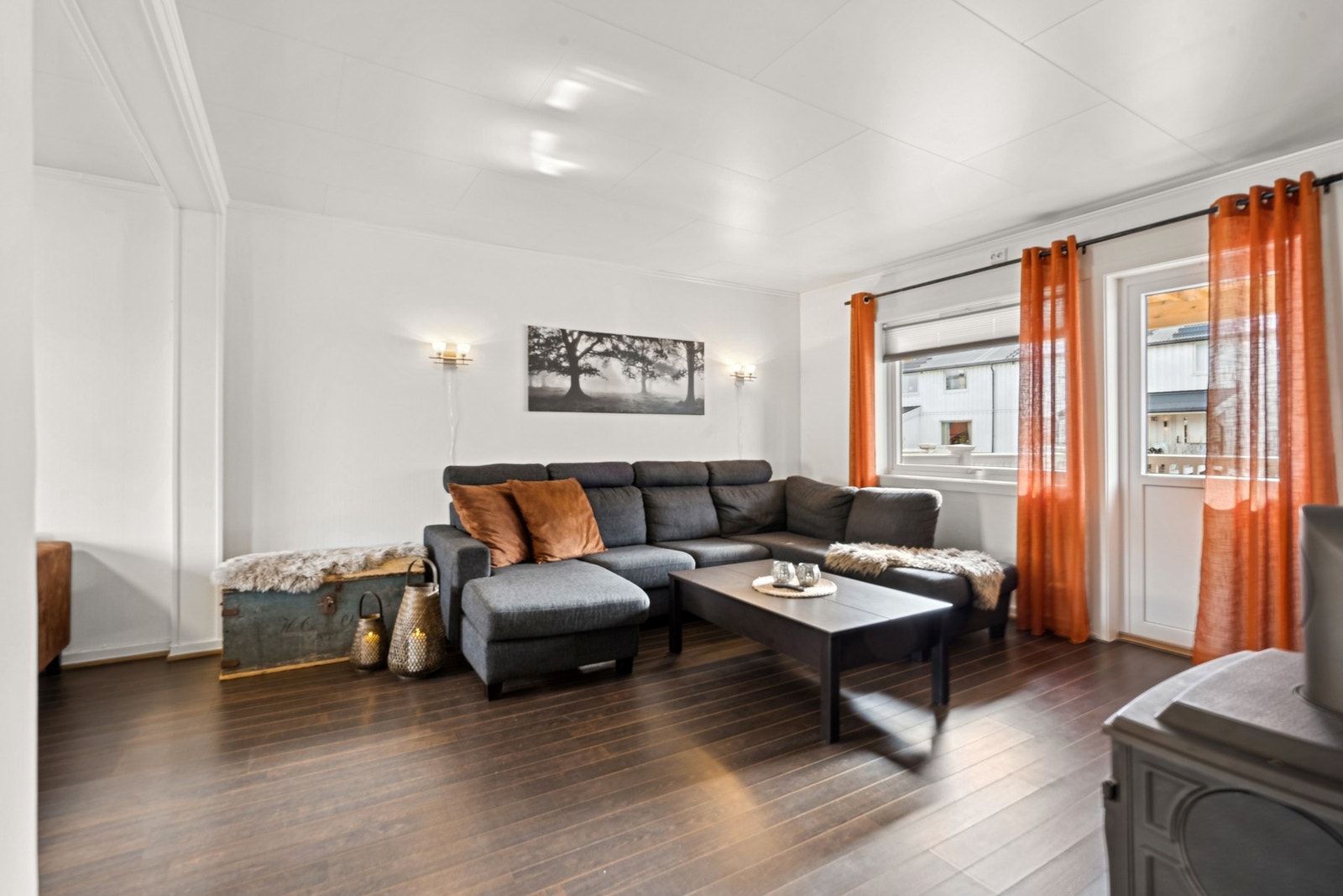 Boligen blir varmet opp med vedfyring, luft-til-luft varmepumpe og annen elektrisk oppvarming. Galleribilde