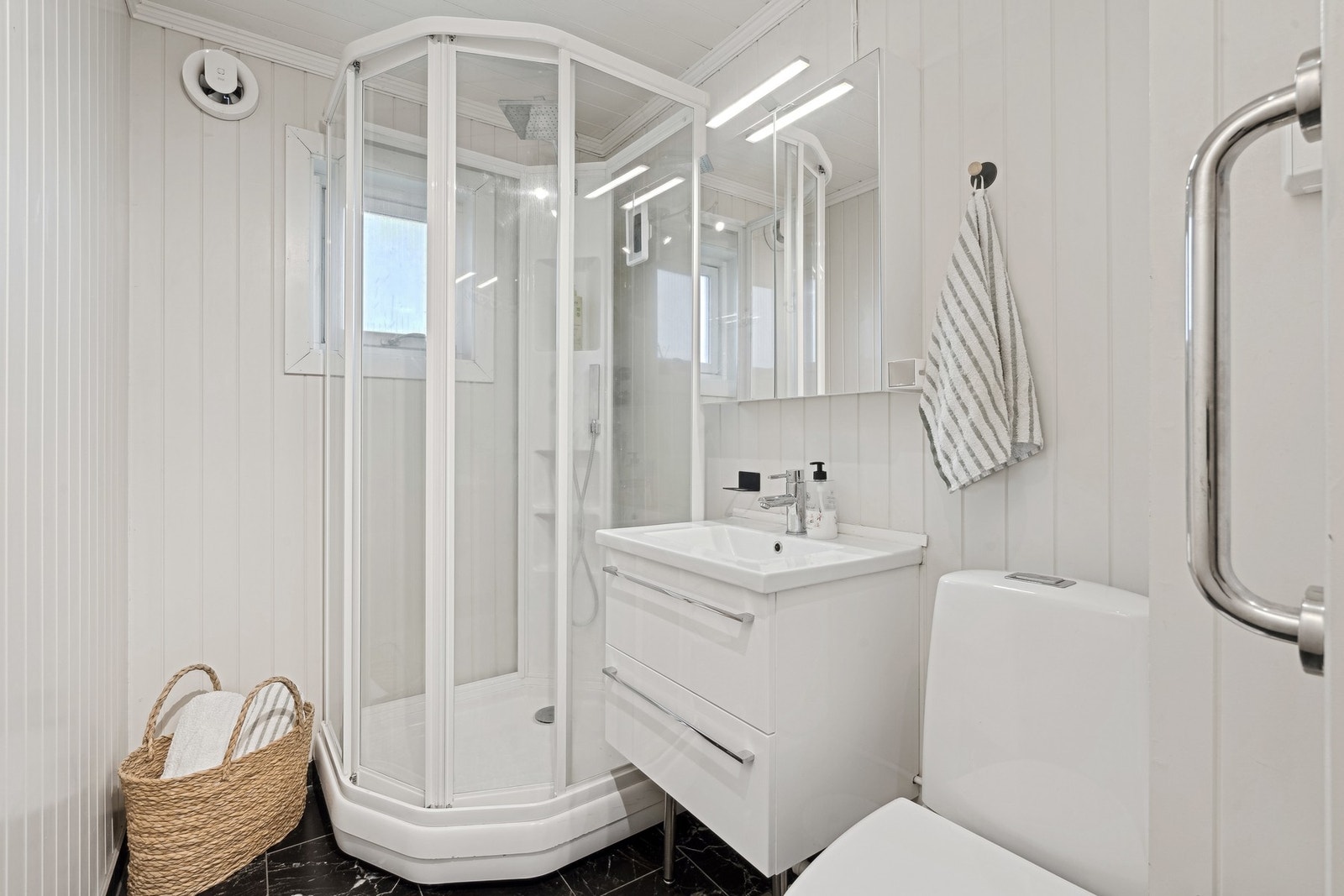 Elektriske termostatstyrte varmekabler i gulvet. Galleribilde