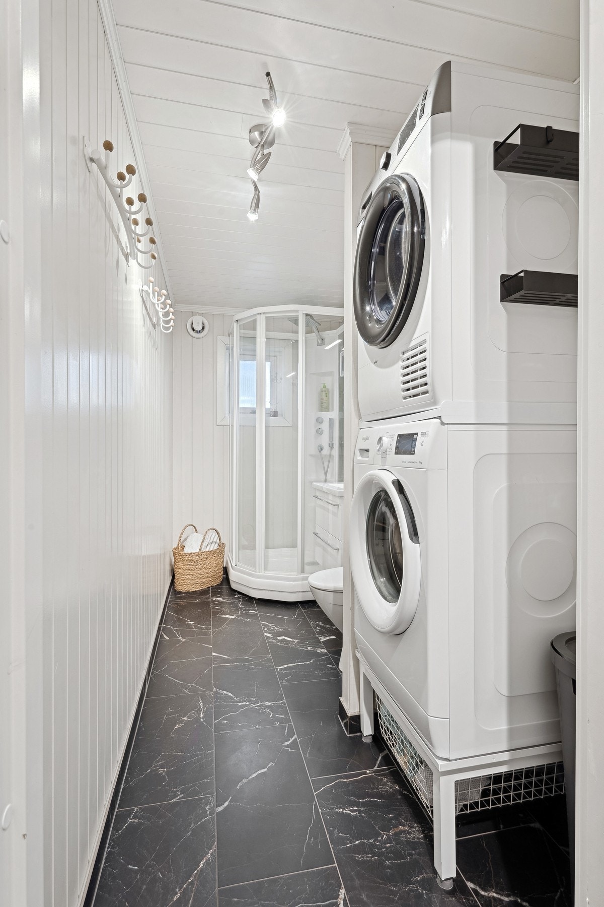 Rommet har innredning med nedfelt servant, toalett, dusjkabinett og opplegg for vaskemaskin og tørketrommel. Galleribilde