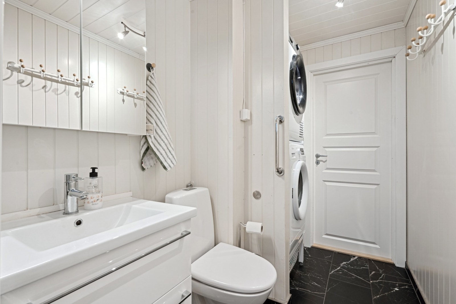 Ny membran og fliser på bad i 2024. Ny himling på bad i 2024. Galleribilde