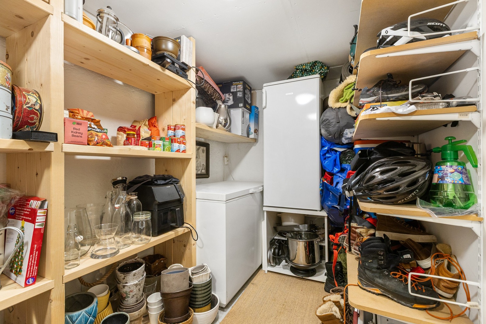 Praktisk bod med god plass til hyller og ekstra fryser - ideell for oppbevaring av matvarer, sportsutstyr eller sesongbaserte eiendeler. Galleribilde