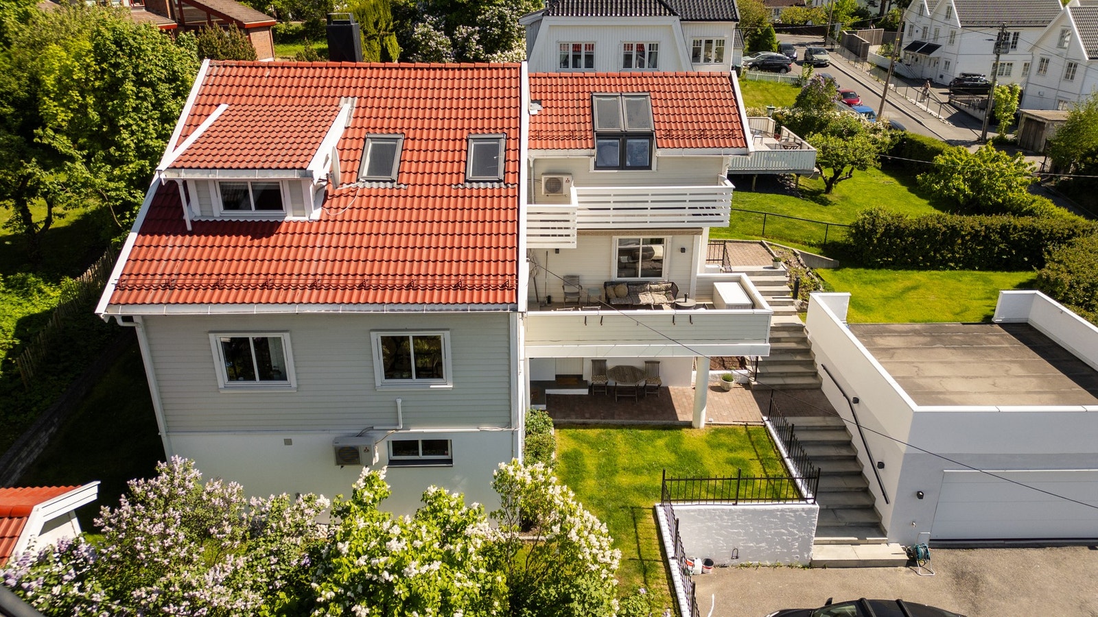 Innholdsrik enebolig med gjennomtenkt planløsning over flere plan, inkludert en separat utleiedel i underetasjen. Galleribilde