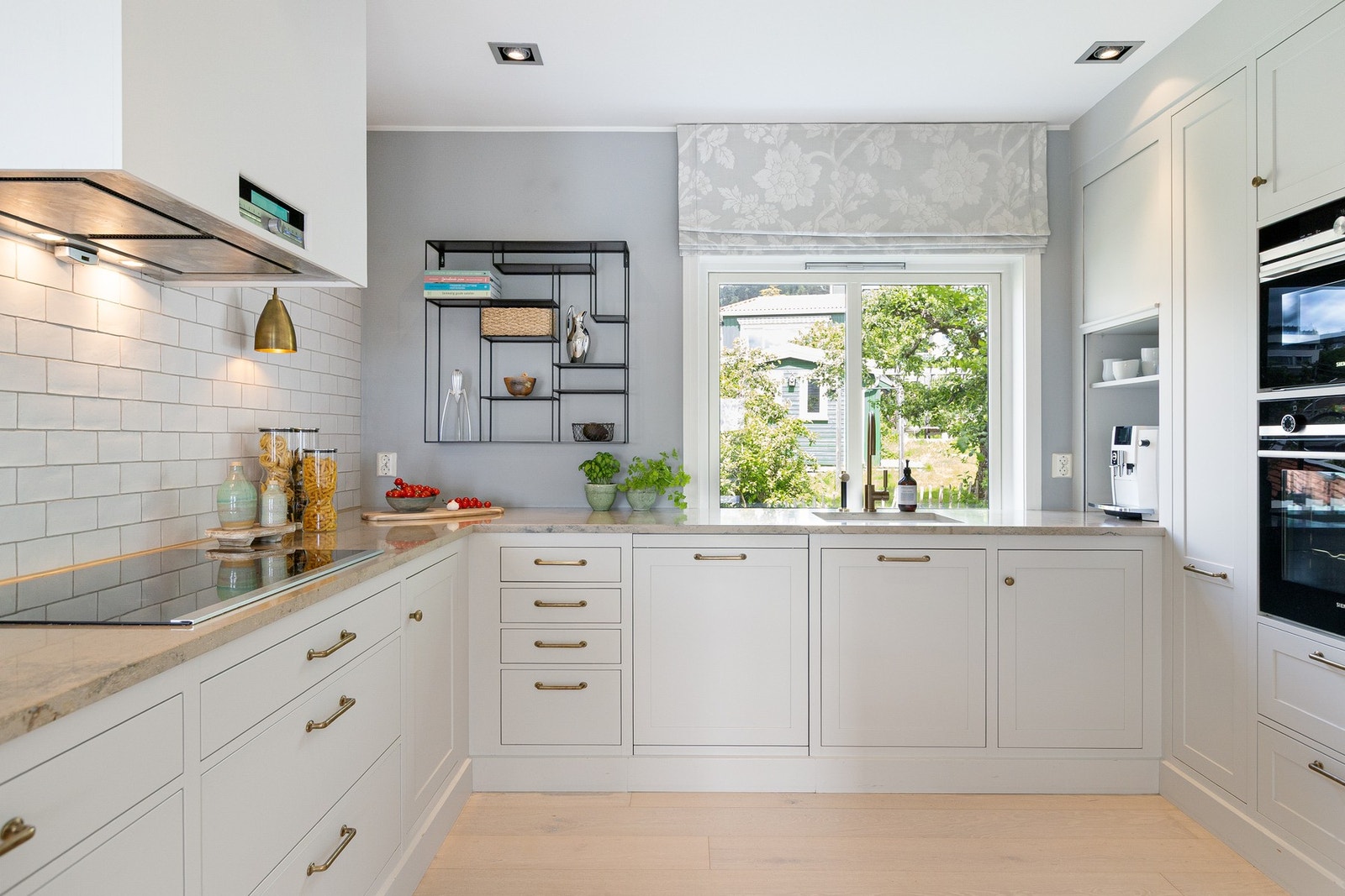 Lekkert Kvänum-kjøkken fra 2018 med profilerte fronter. Galleribilde