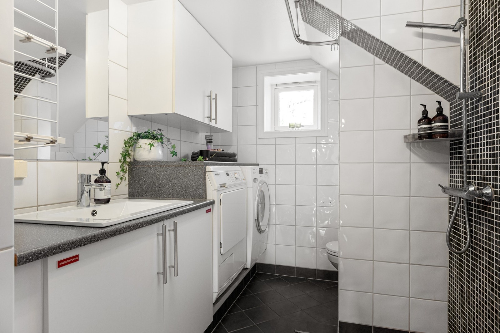 Flislagt bad fra 2003/2004 med moderne og funksjonell innredning. Galleribilde