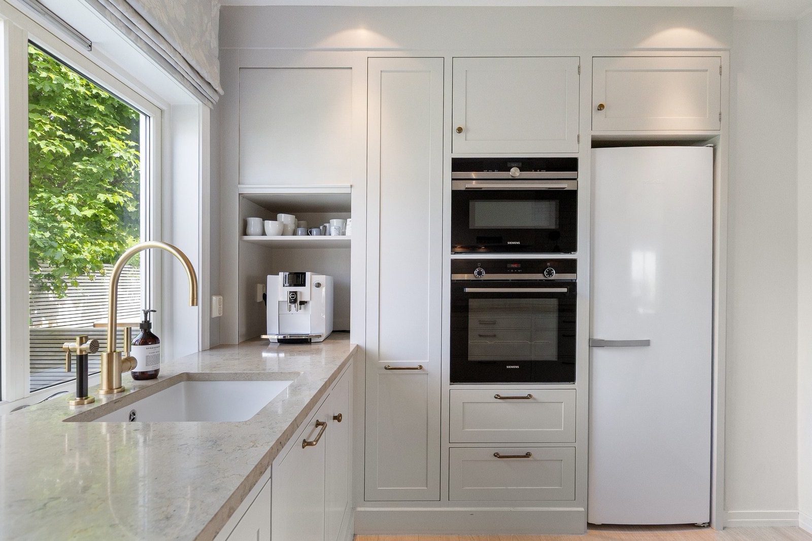 Innredningen har integrerte hvitevarer, bestående av stekeovn, platetopp, oppvaskmaskin og mikrobølgeovn. Galleribilde